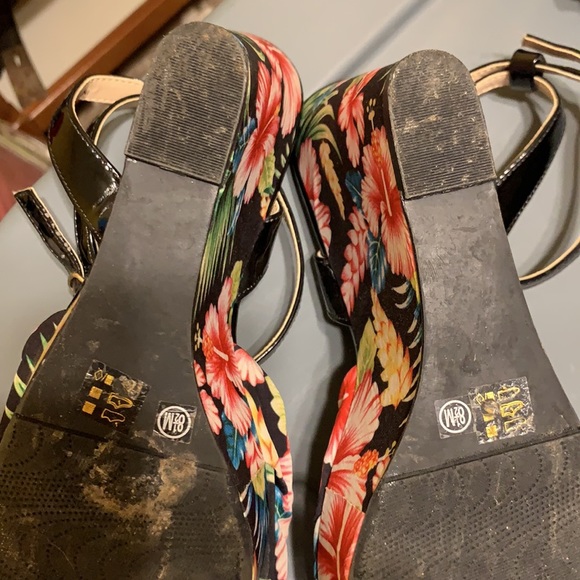 Chinese Laundry strappy wedge sandals - Picture 4 of 4